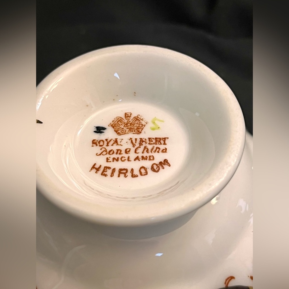 Royal Albert Heirloom Teacup Saucer Set Bone China England Imari Cobalt Gold VTG - Picture 5 of 17